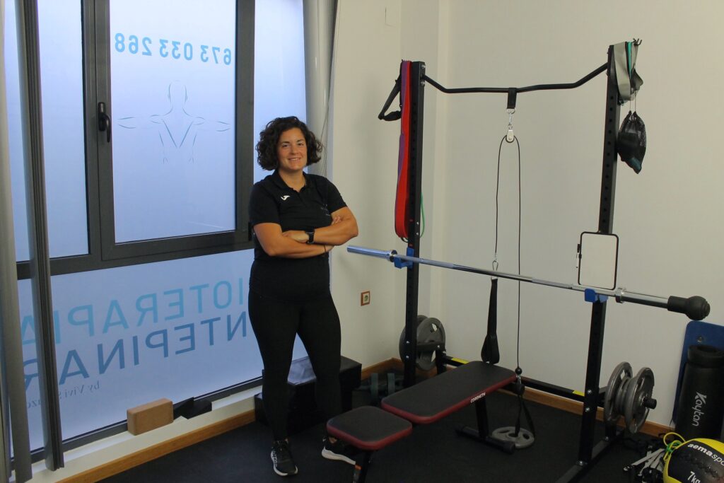 Entrenadora en la sala de ejercicio terapéutico