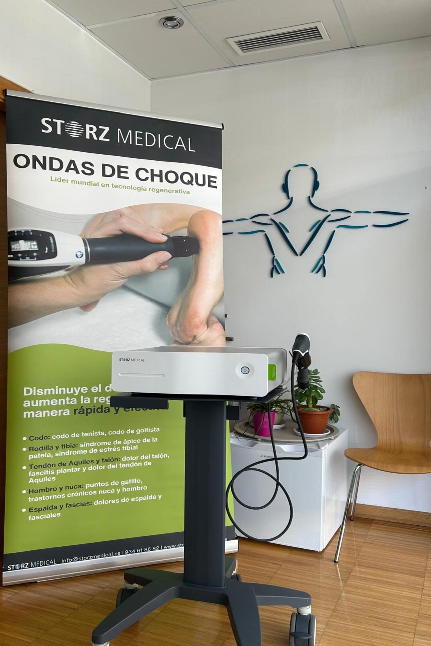 Roll up junto a máquina de ondas de choque en Fisioterapia Montepinar